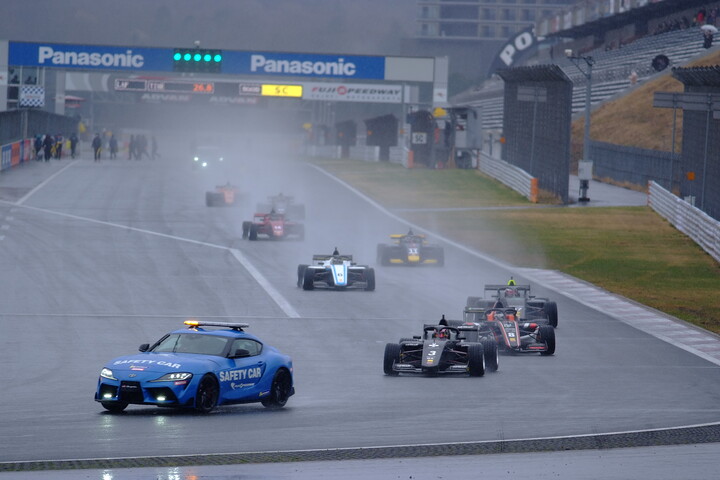 レースは荒天のためセーフティーカースタートとなった