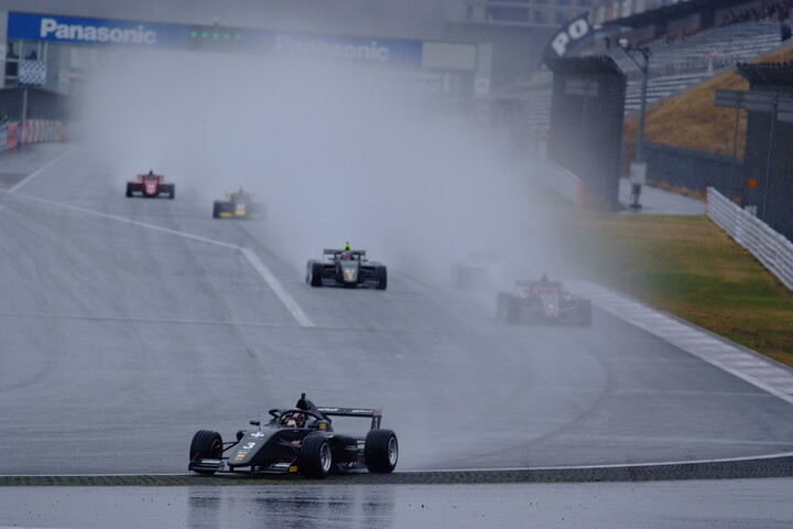 セーフティーカーが退きスタートが切られた