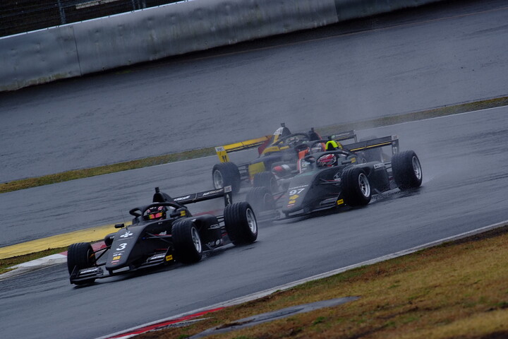 セーフティーカーが退きレースがスタートした