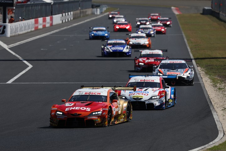 GT500クラスのスタートシーン