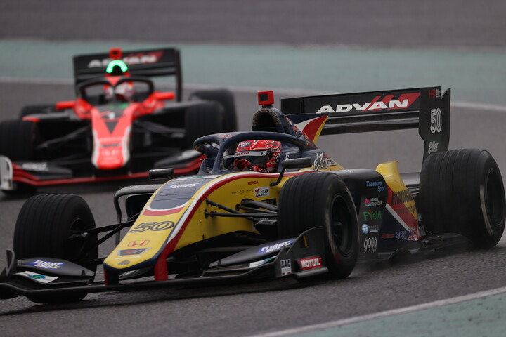 野尻智紀をパスしてトップに立った松下信治