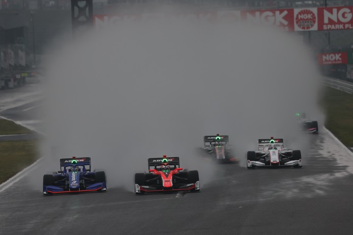 雨の中31周の決勝がスタートした