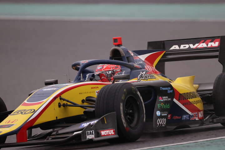 ウイニングラップで手を振る松下信治