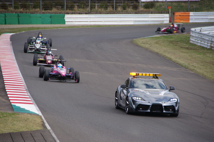 レースはアクシデントのためセーフティーカーが導入された