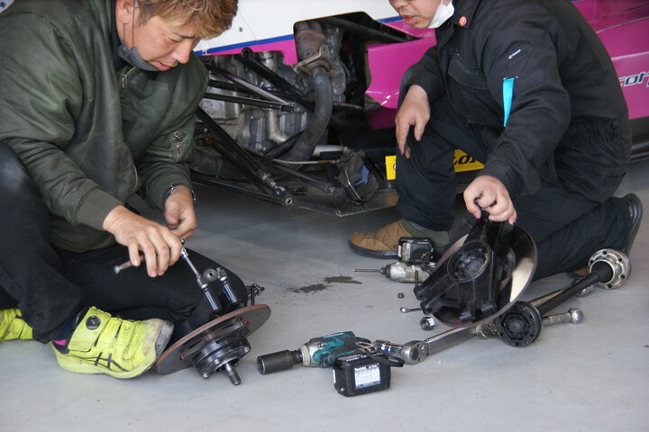 マシンの修復を行う岡本大地のマシン