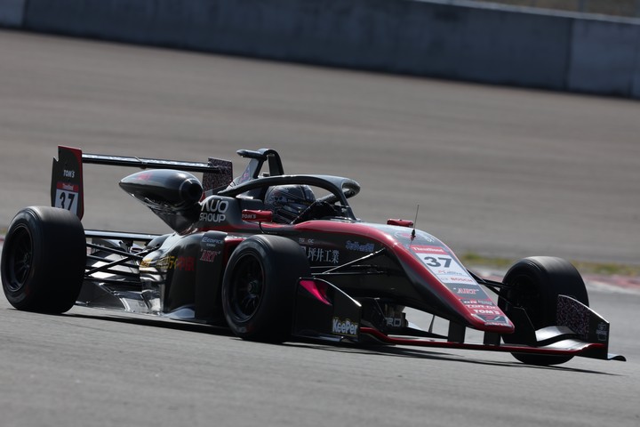 第1戦予選2位、第2戦ポールポジションの小高一斗（Kuo モビリティ中京 TOM'S 320）