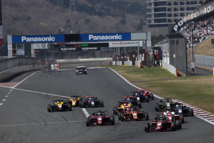 15周の決勝がスタートした