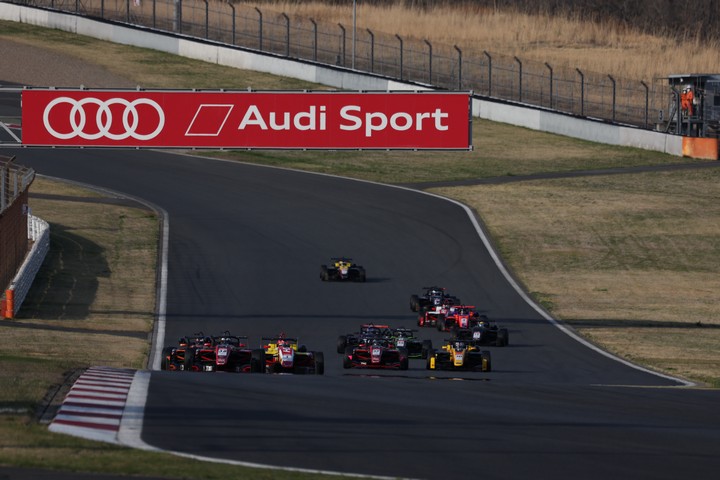 15周の決勝がスタートした