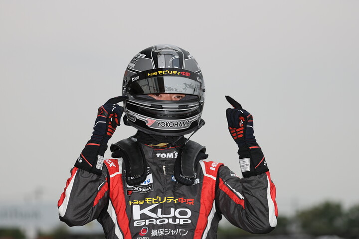 優勝した小高一斗（TOM'S）