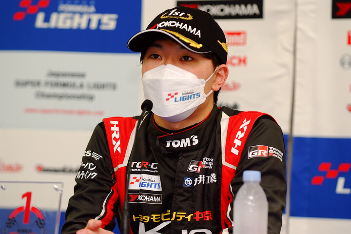 決勝記者会見: 2位の小高一斗（TOM'S）