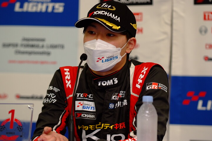 決勝記者会見: 優勝した小高一斗（TOM'S）