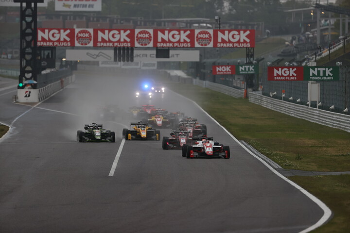 雨の中17周の決勝がスタートした
