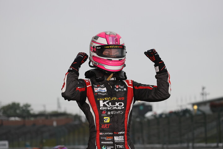 優勝した小高一斗（TOM'S）