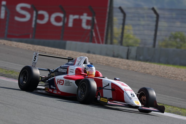 Bグループ予選: 第1戦、第2戦ともトップタイムの小出峻（HFDP RACING TEAM）