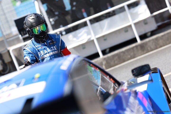 公式練習: リアライズコーポレーションADVAN GT-R