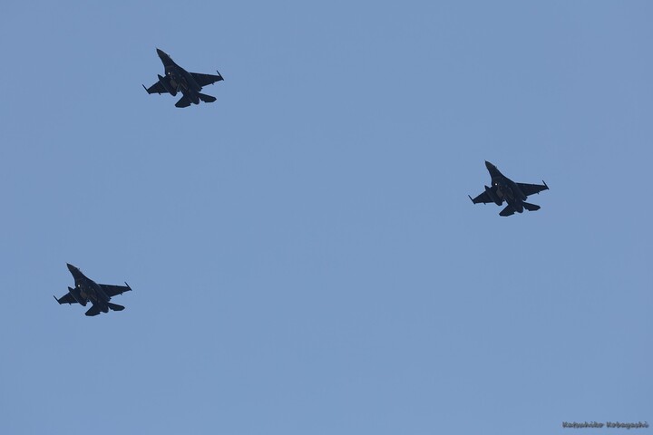 オープニングセレモニー: 自衛隊の編隊飛行