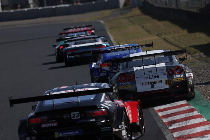 決勝: パイパーを立ち上がるGTマシン