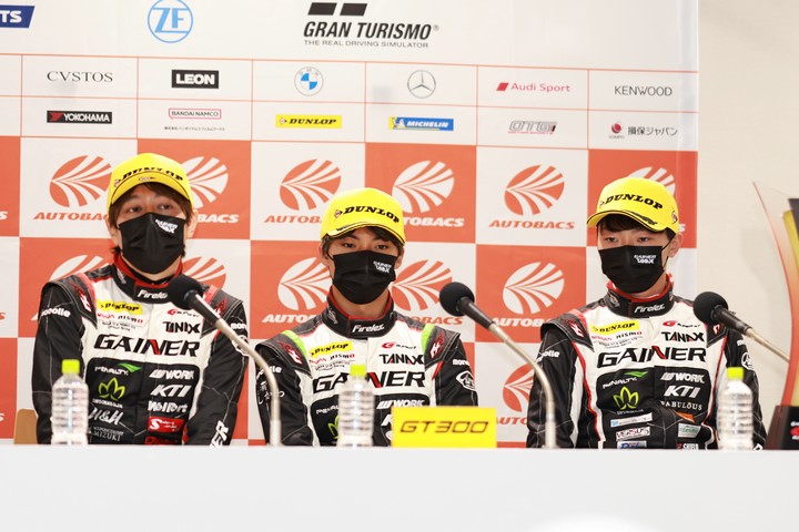 決勝記者会見: GT300クラスで優勝した富田竜一郎、大草りきと塩津佑介（GAINER）