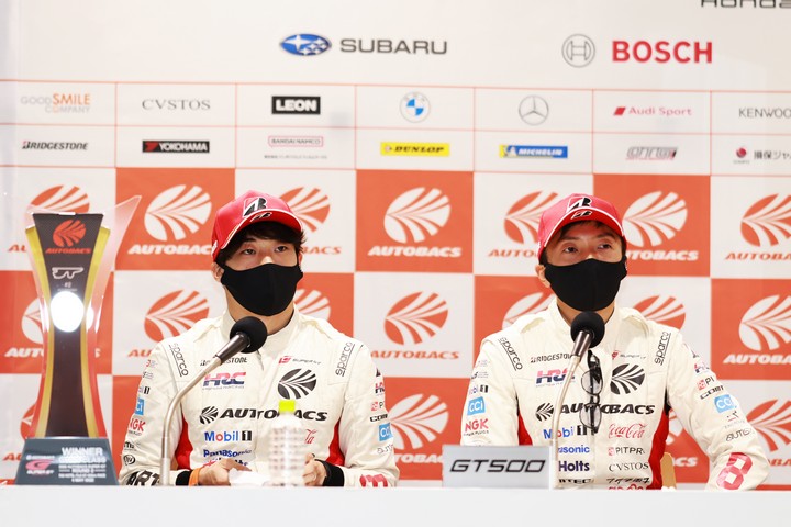 決勝記者会見: GT500クラスで優勝した福住仁嶺と野尻智紀（ARTA）