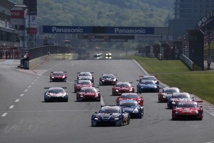 GT500クラスのスタートシーン