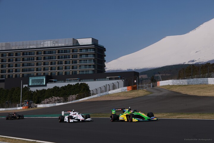 公式予選: スープラコーナーに向かうSFマシン