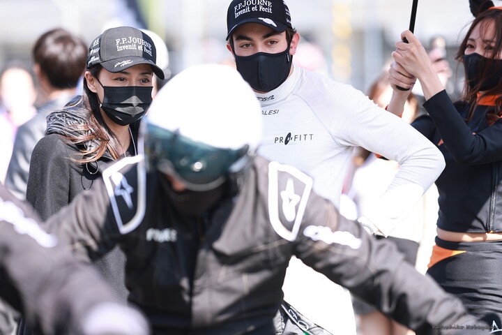 スタート進行: 後藤久美子とジュリアーノ・アレジ（Kuo VANTELIN TEAM TOM’S）