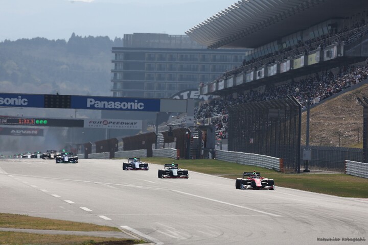 決勝: ストレートを疾走するSFマシン