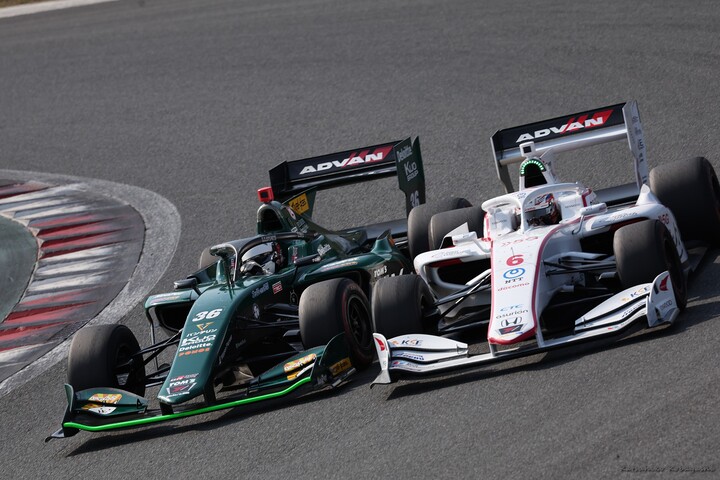 決勝: ジュリアーノ・アレジ（左） vs 大津弘樹（右）