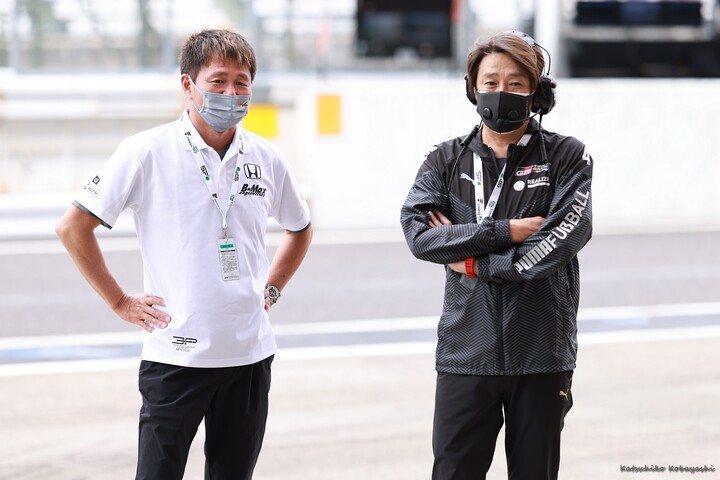 公式予選: 本山哲監督（左）と近藤真彦監督（右）