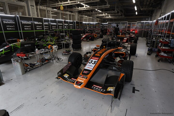 ピットウォーク: 併催レースのSFLマシン