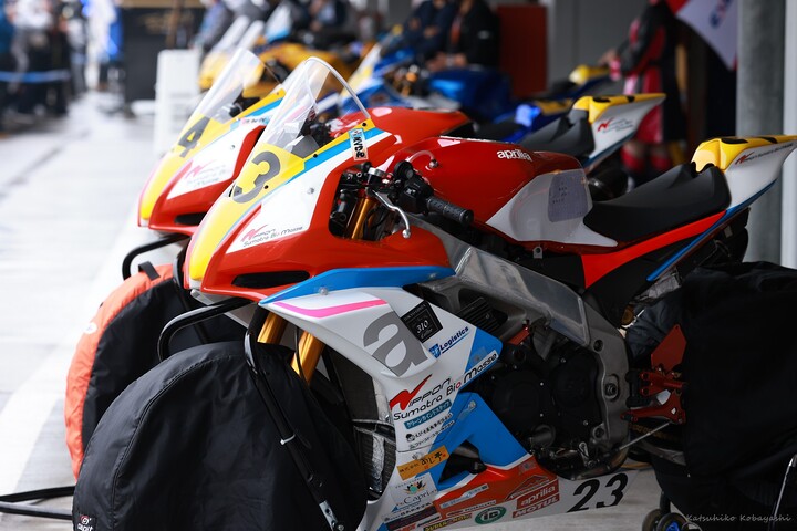 ピットウォーク: 併催レースの2輪マシン