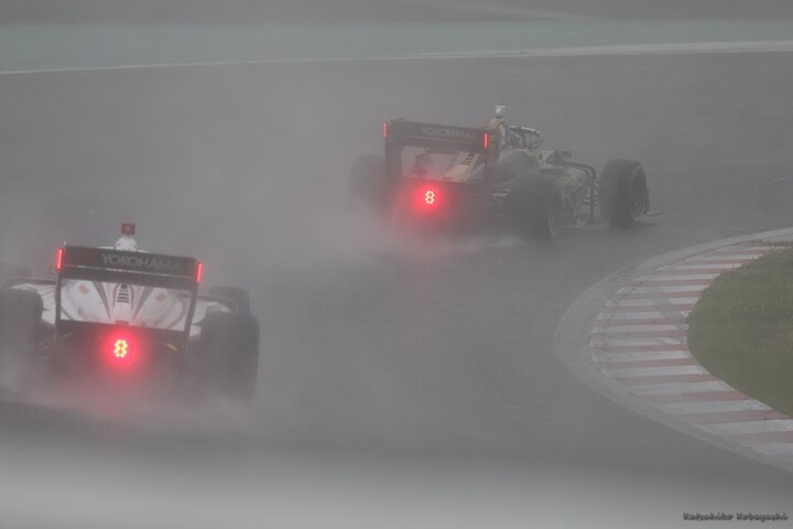 決勝: 視界の悪い中走行するSFマシン