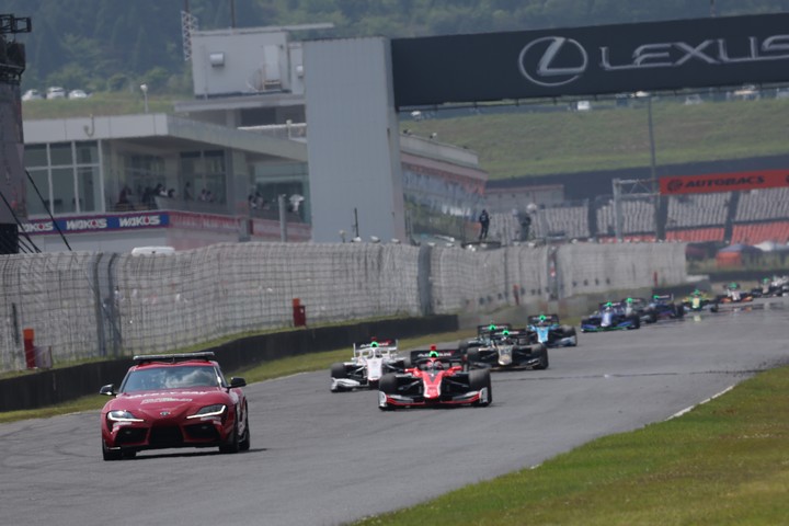 レースは途中セーフティーカーが導入された