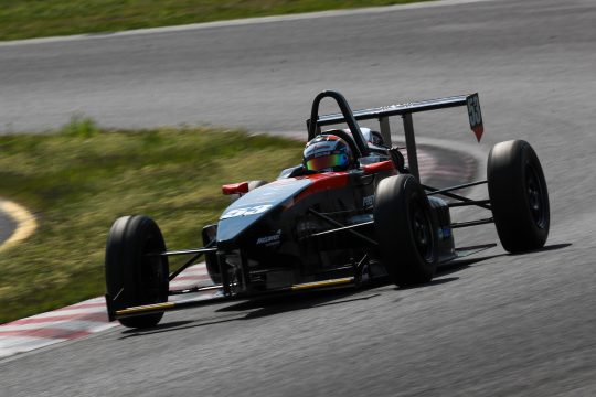 予選2位は安田航(Fガレージ&SウィンズSll)