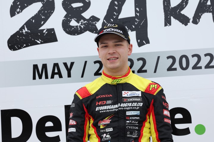 決勝記者会見: 優勝した木村偉織（B-MAX RACING TEAM）