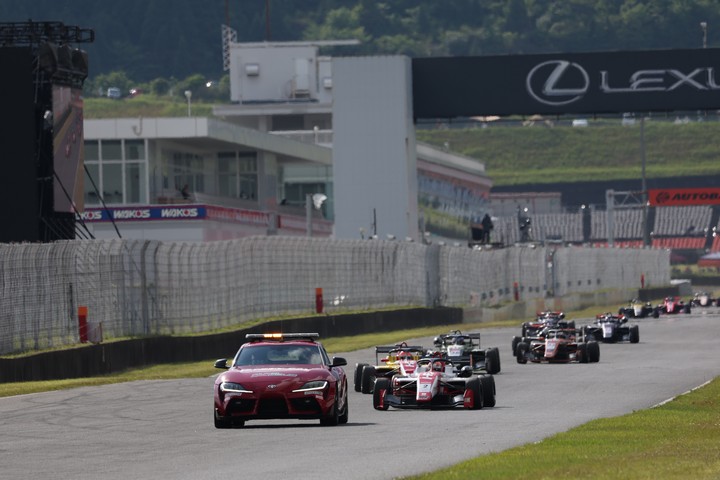 レースは途中セーフティーカーが導入された