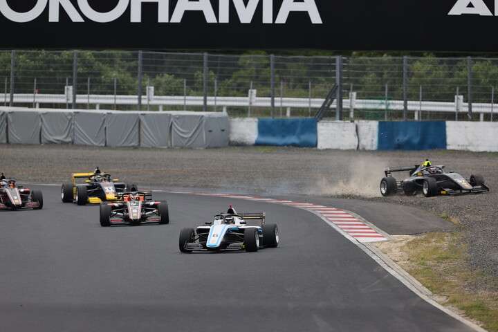 18周の決勝がスタートした　小川颯太はコースアウト