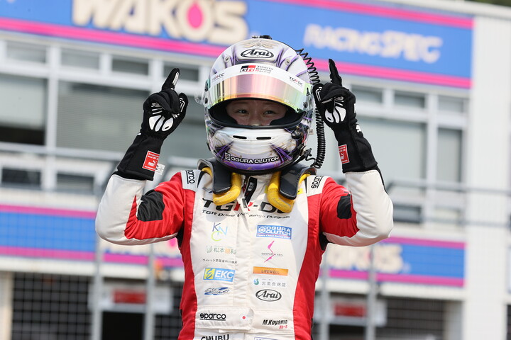 優勝した小山美姫（Super License） - 2022年FORMULA REGIONAL