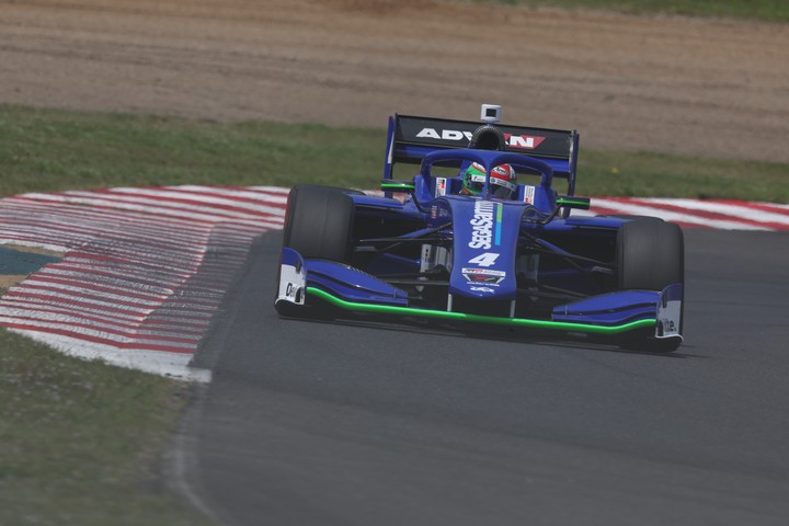 フリー走行1回目: 2位はサッシャ・フェネストラズ（REALIZE Corporation KONDO SF19）