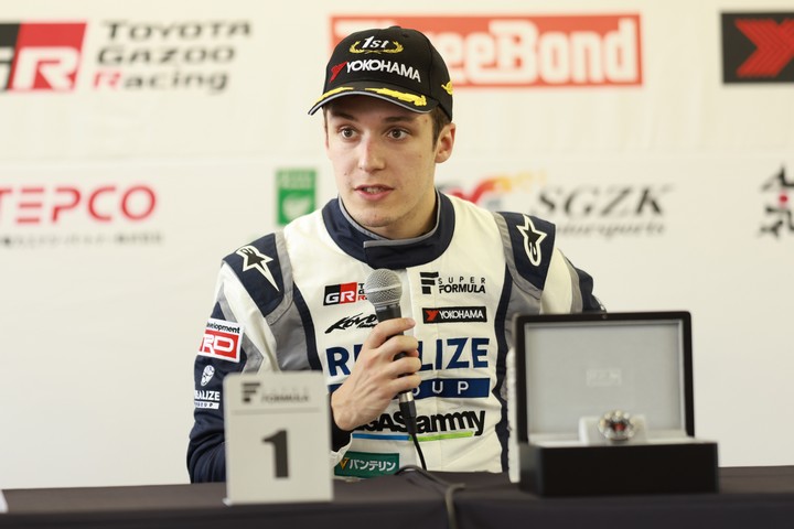 決勝記者会見: 優勝したサッシャ・フェネストラズ（KONDO RACING）