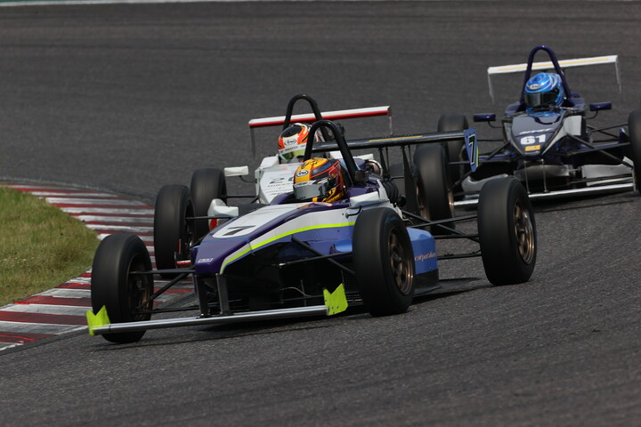 度会太一、大木一輝、高木悠帆、最終ラップの3位争い