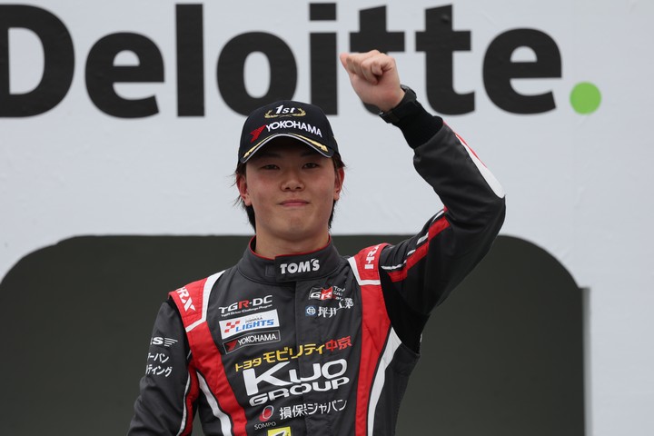 決勝記者会見: 優勝した小高一斗（TOM'S）