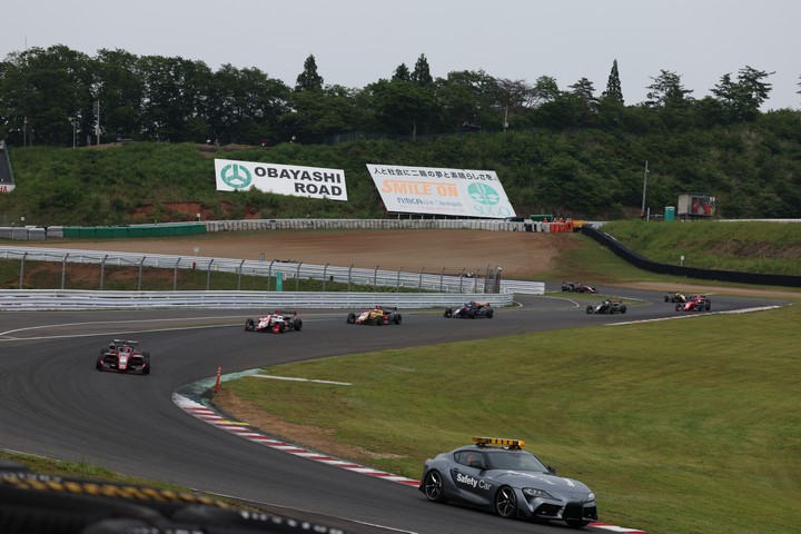 セーフティーカーが3度出動、赤旗も出る荒れたレースとなった