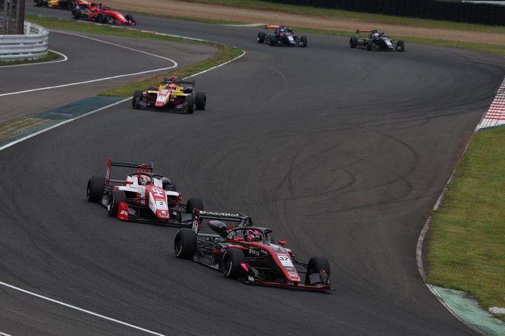 スタート直後の2コーナーから3コーナー