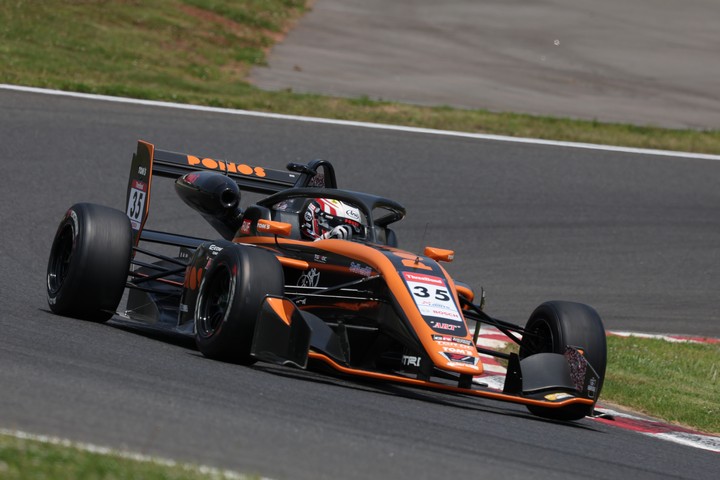 第10戦予選3位、第11戦予選5位の野中誠太（PONOS Racing TOM'S 320）