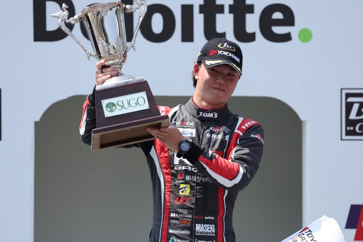 決勝記者会見: 優勝した小高一斗（TOM'S）