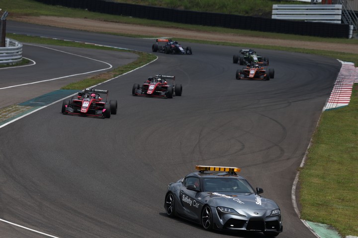 アクシデントによりセーフティーカーが導入される