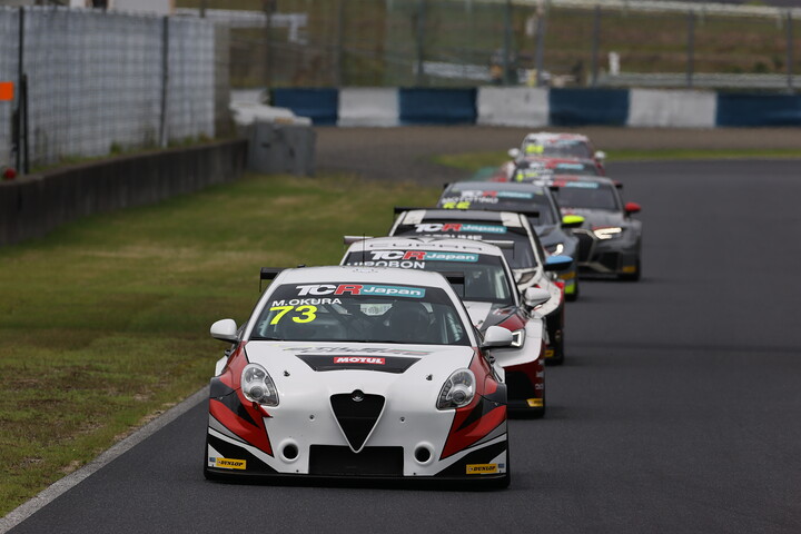 オープニングラップ、パイパーを立ち上がるトップグループ