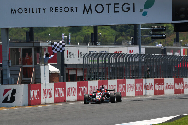 第3戦レース7: トップでゴールする小山美姫（TGR-DC F111/3）