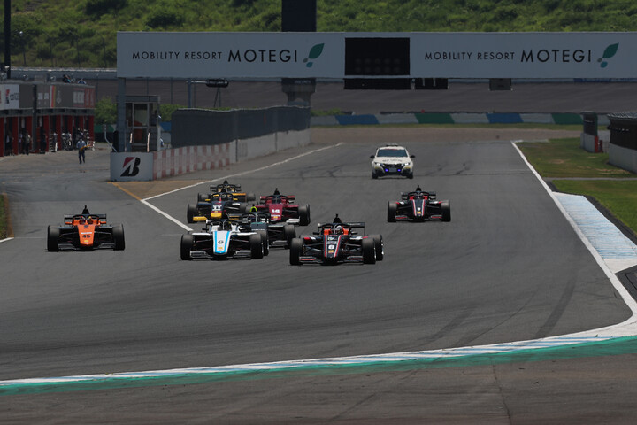 第3戦レース7: 16周の決勝がスタートした